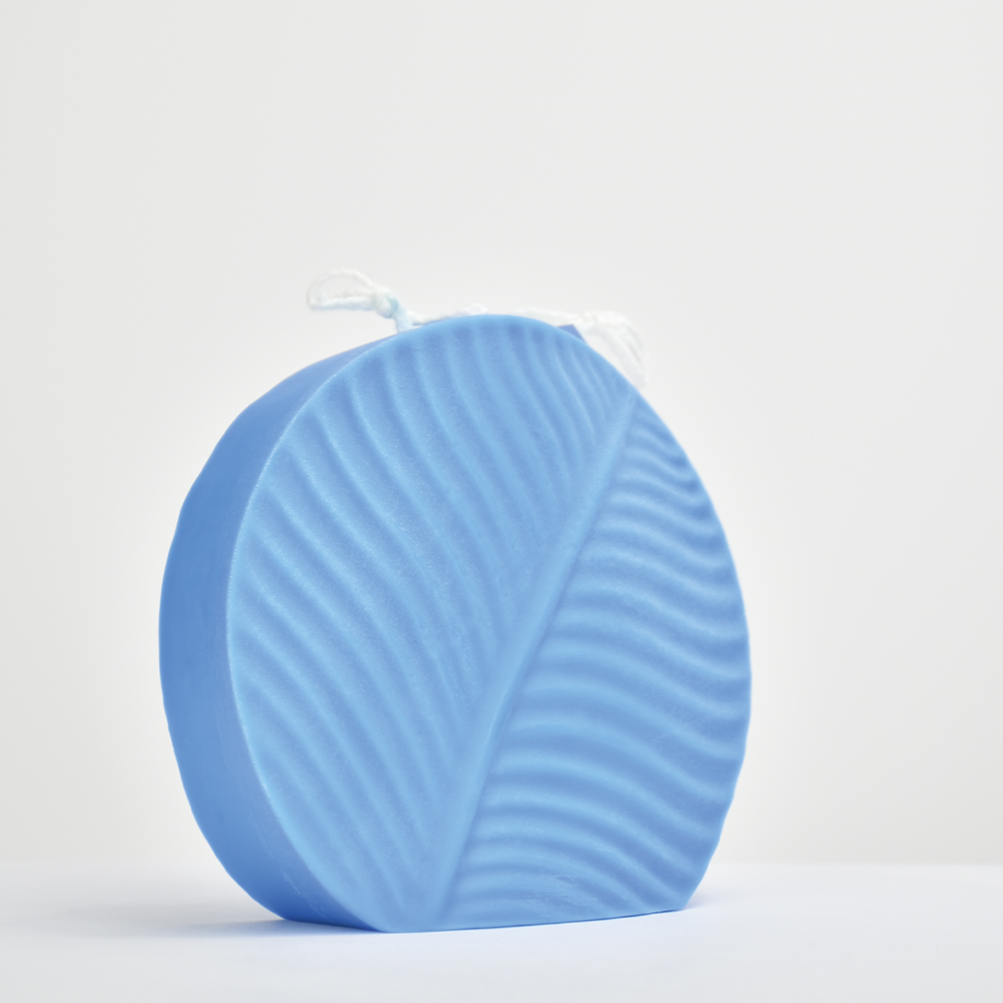 Bougie décorative bleu en cire de soja en forme de feuille IRO