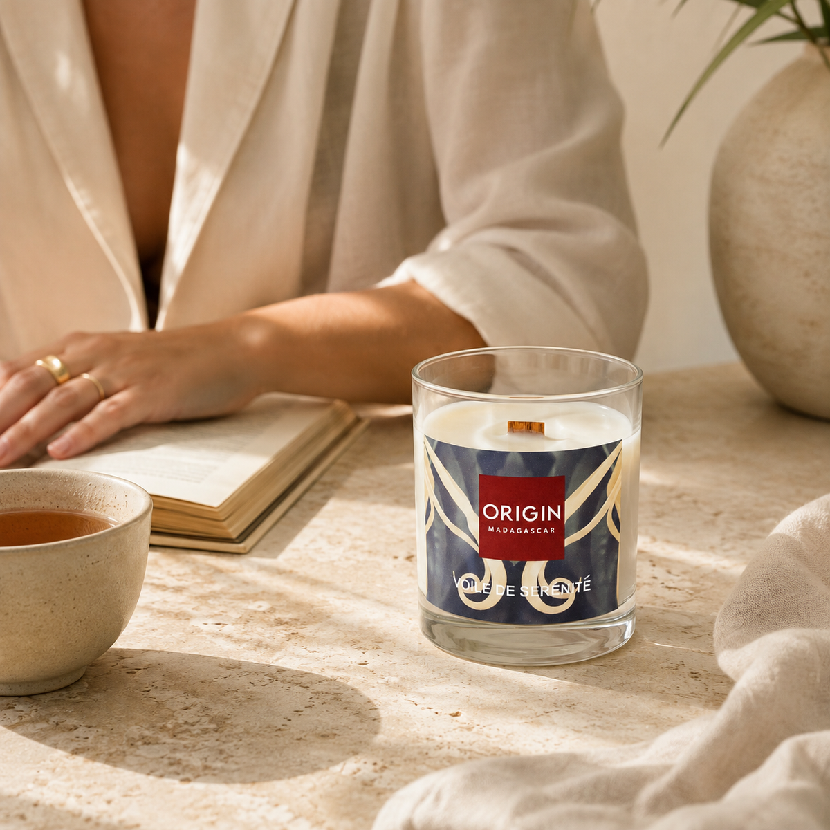 Bougie parfumée en contenant. VOILE DE SERENITE