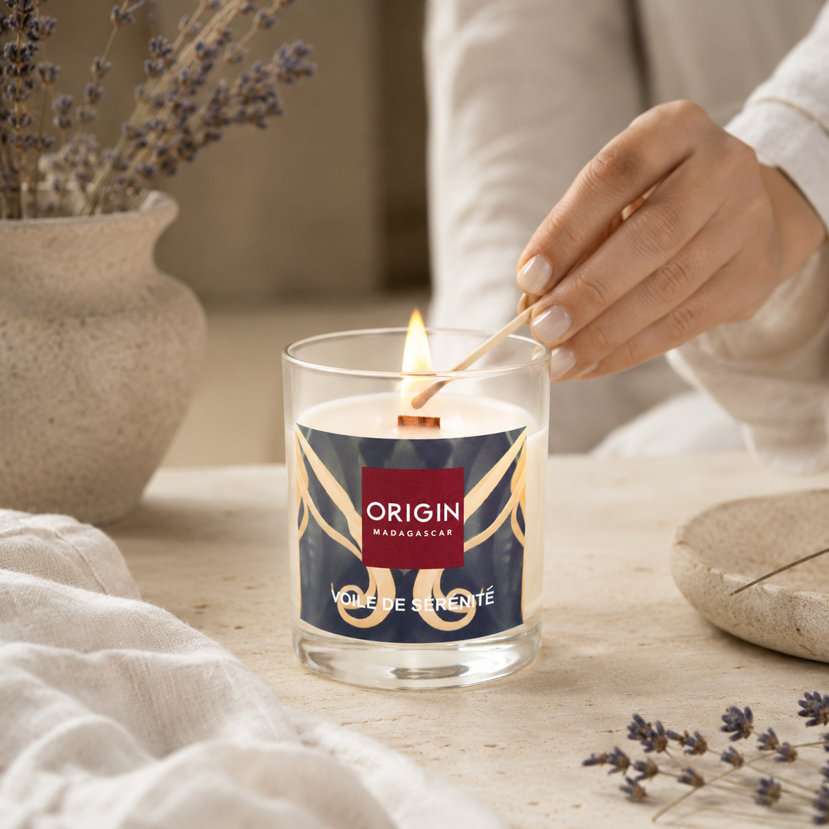 Bougie parfumée en contenant. VOILE DE SERENITE